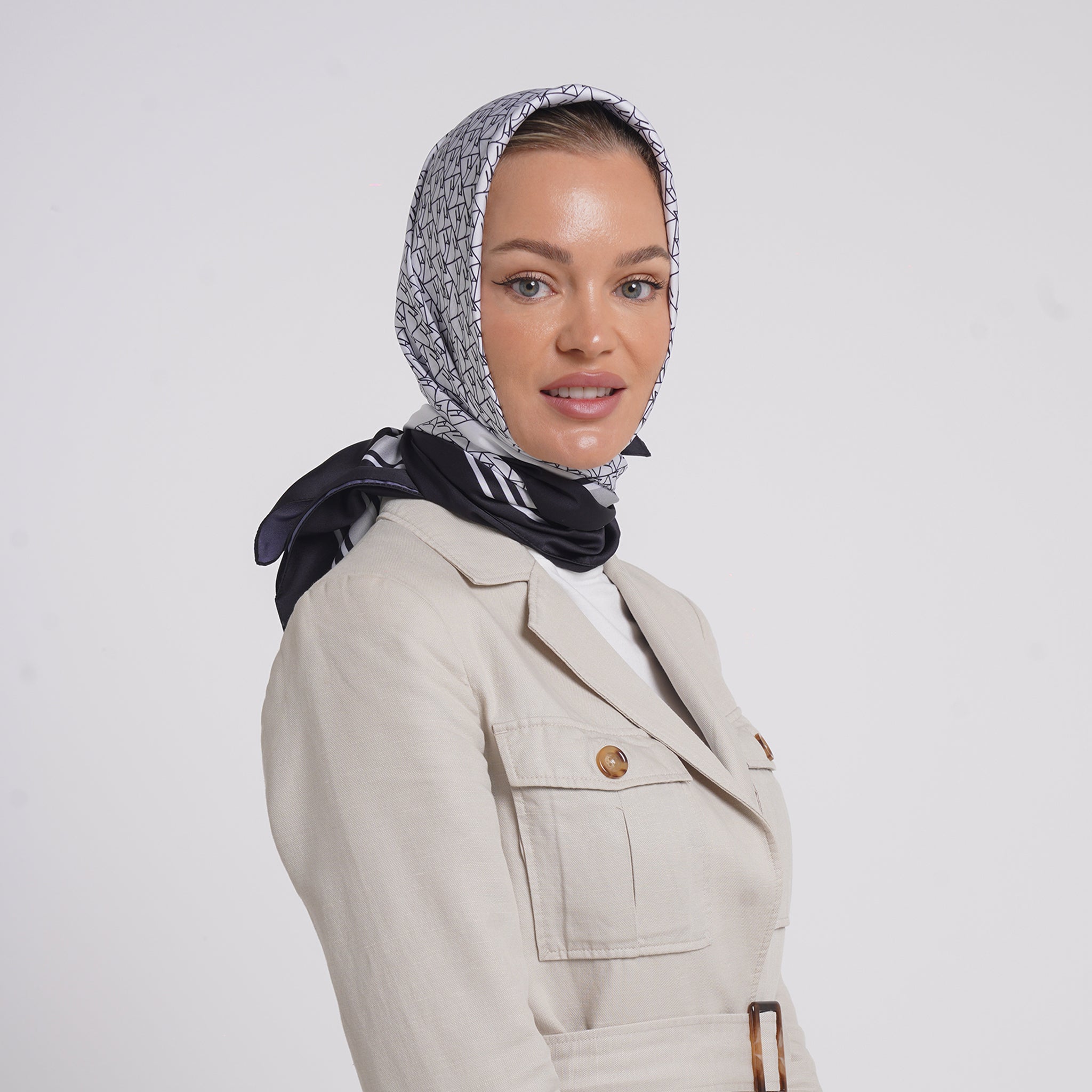 Satin Printed Esarp - Ivory Black Line Print