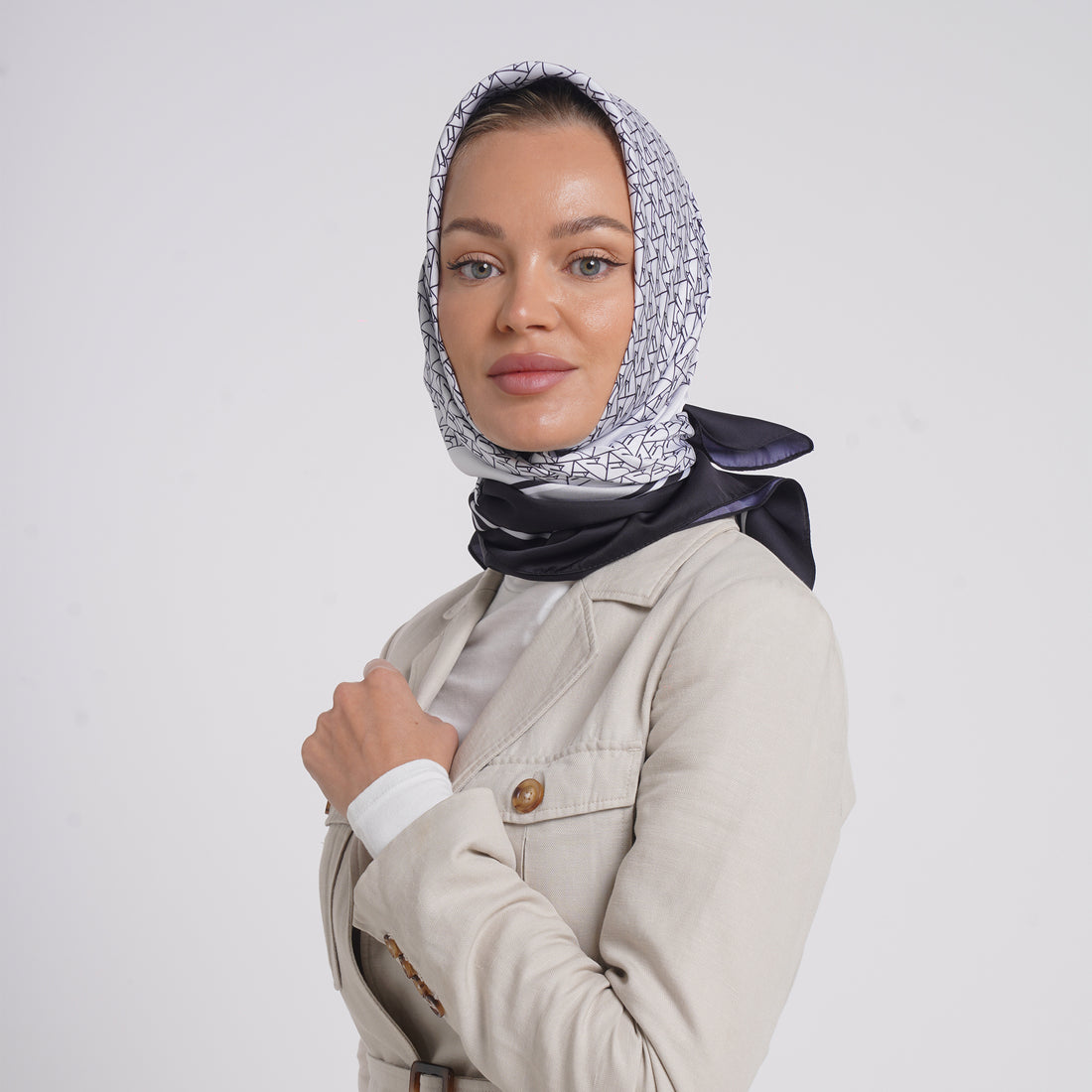 Satin Printed Esarp - Ivory Black Line Print