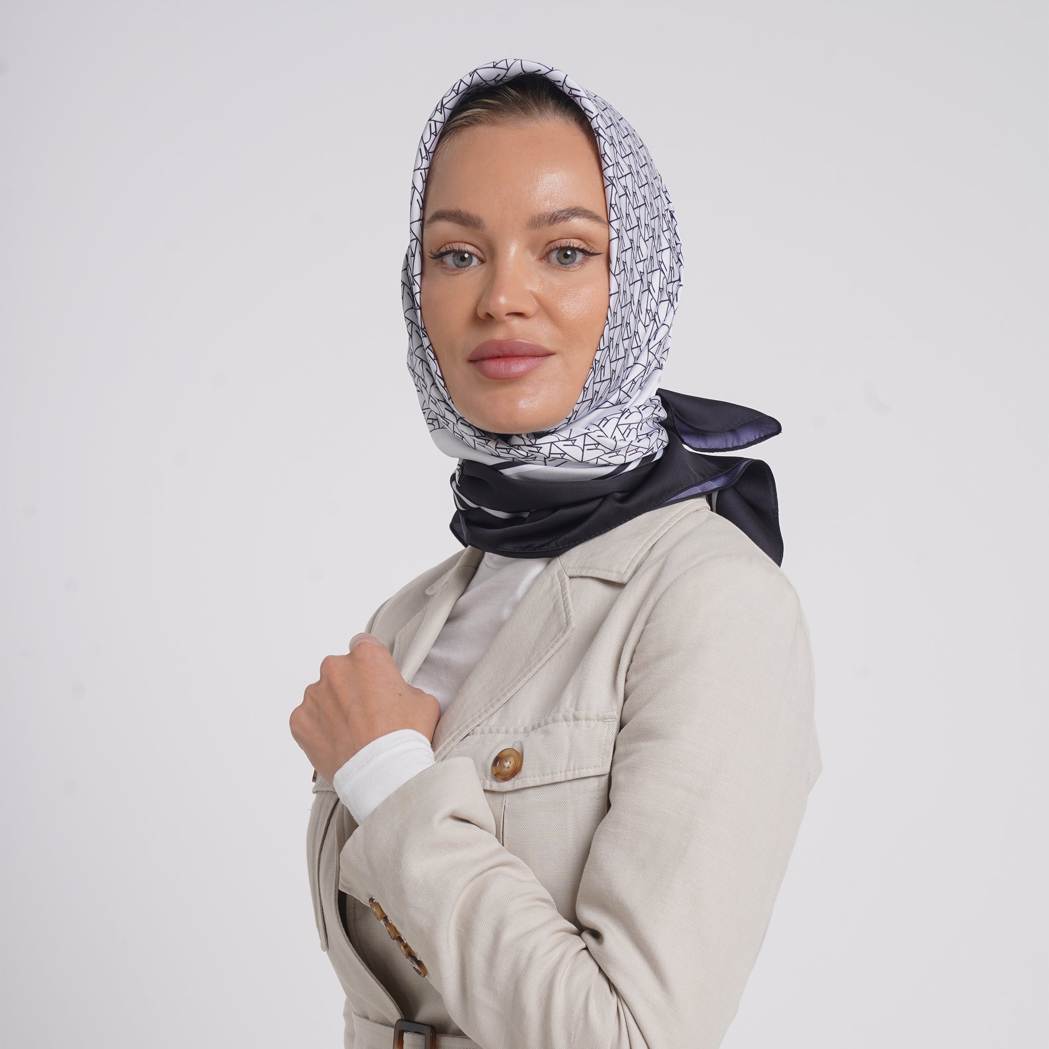 Satin Printed Esarp - Ivory Black Line Print